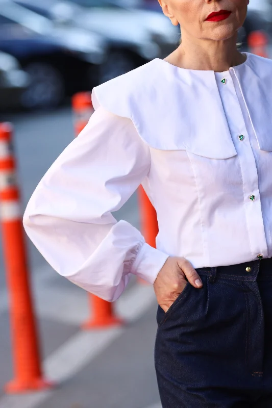 Women's Blouse with Wide CollarOff-White blouse with Peter Pan collar and exclusive heart buttons