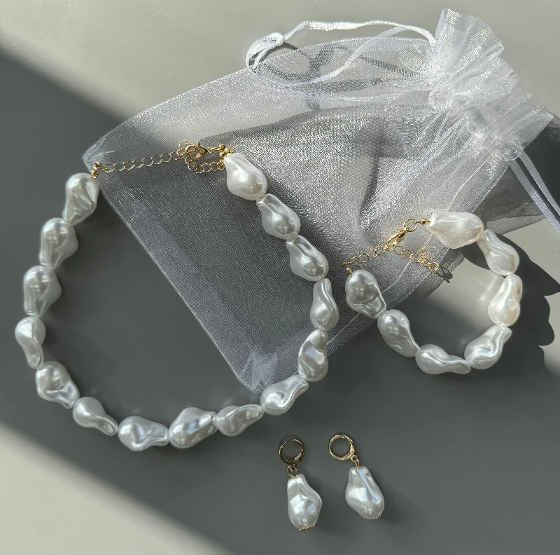 Women's Mandarin Collar SweatersCream / Gold 3 Piece Baroque Pearl Jewellery Set in tulle gift bag